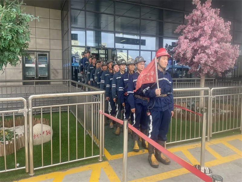 喜訊！中能袁大灘煤礦綜采一隊獲2023年陜西省能源化學地質(zhì)工會“工人先鋒號”榮譽稱號（4）.jpg