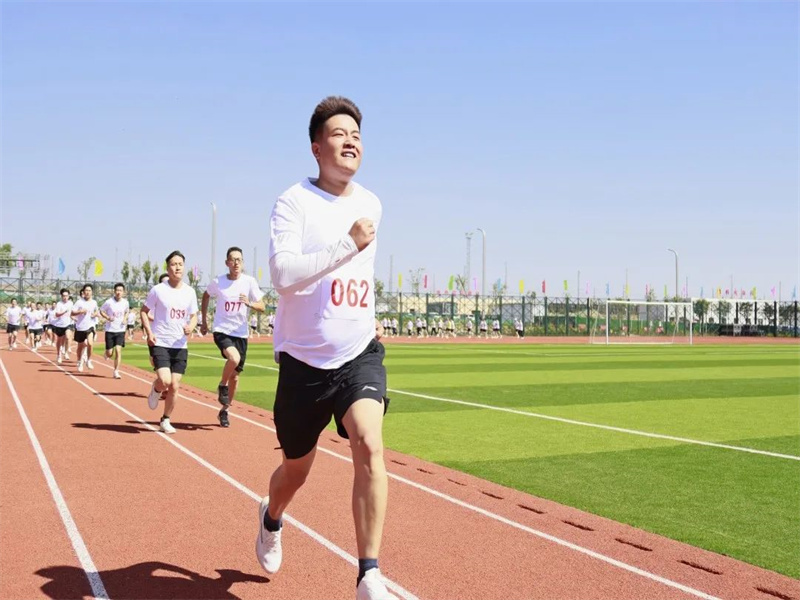 選煤分公司舉辦“向未來(lái)·奔跑吧”職工田徑比賽（5）.jpg